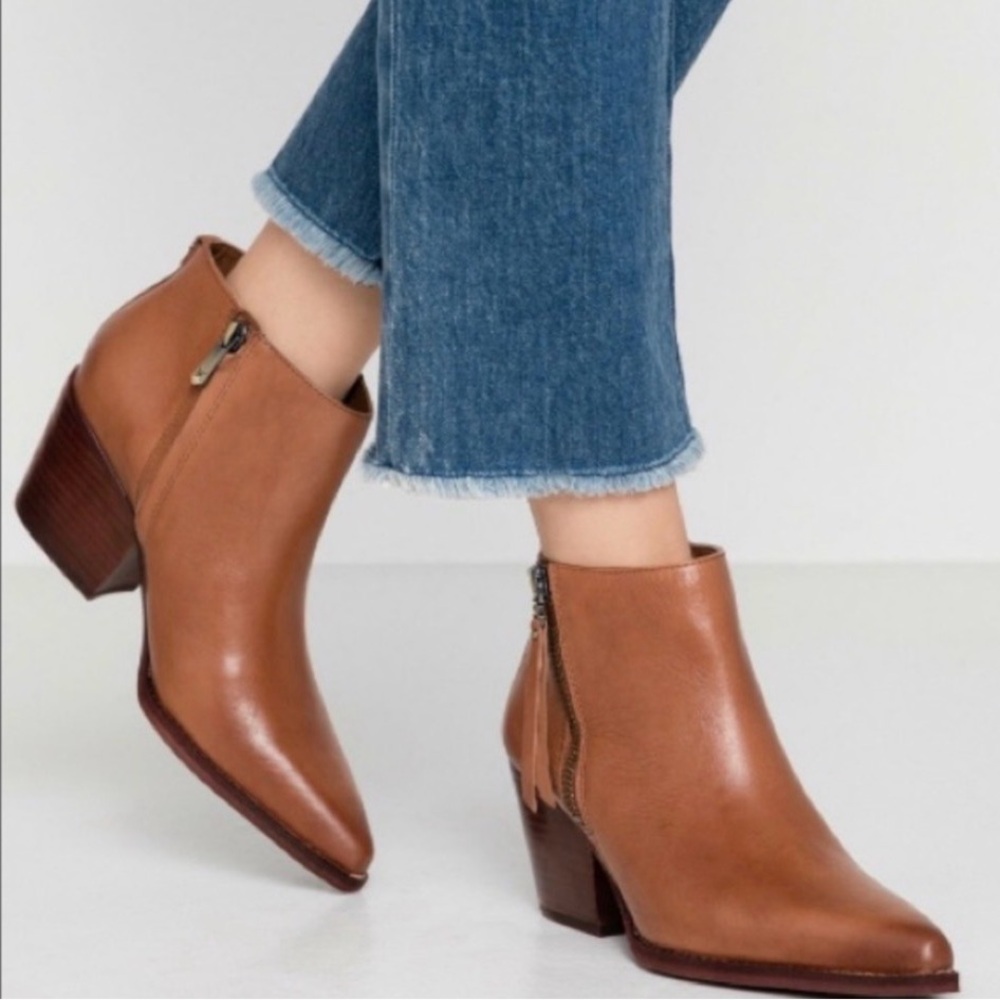 Sam Edelman
Walden Brown
Leather Bootie Women’s
Size 8